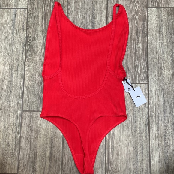 NWT Aritzia TNA ‘90s Cozumel Bodysuit Colour Goji Berry - Picture 3 of 7